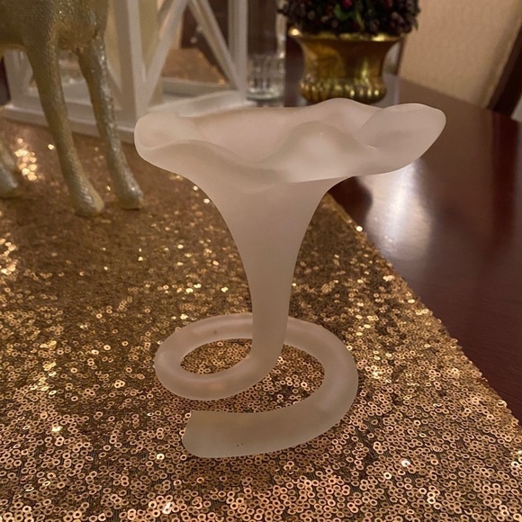 Elegant Handblown Frosted Art Glass Trumpet Bud Vase w/Spiral Stem for Footing. - Picture 2 of 8